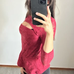 Fin tröja  - En jätte fin röd tröja som jag inte längre använder pga den är för liten för mig men annars är den ny o vara använt den 2 gånger och den har även dragkedja där bak som är guldig.