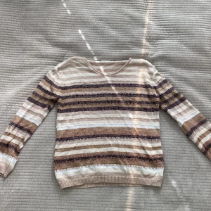 Randig tröja - Så fin och unik stickad tröja. Köpt på Secondhand men mer eller mindre nyskick, knappt några tecken på användning. Säljer då den tyvärr inte används så mycket.