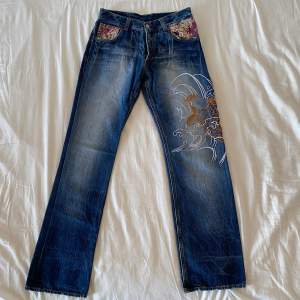 Jeans från det japanska märket Eternal, köpt och fraktat från Japan. Storlekslappen är bortklippt. Mått: midja 37x2, innerbenslängden 79 cm. Liknande kostar ca 1200-1800 på plick/depop. 
