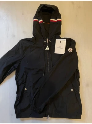 Moncler windbreaker  - Säljer en väldigt fin vind jacka. Skick 10/10 använd få tal gånger. Tagsen som finns på bilden finns tyvör inte kvar då jag tog bilden när jag fick jackan.