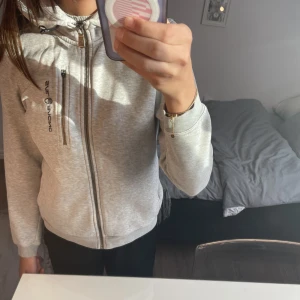 Sail racing kofta - En sail racing kofta som ej längre kommer till användning, köpt från kidsbrandstore. Det saknas dock ett blixtlås på vänstersidan av dragkedjan annars nästan helt oandvänd. Storlek 160 men passar XS/S💗💗💓