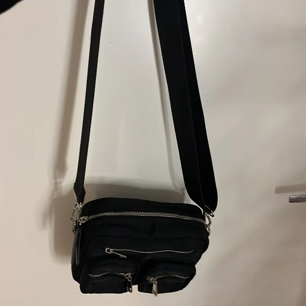 Säljer min fina carin wester väska då den aldrig används, väskan är i jätte bra skick (nypris 400) bandet går att ta bort eller ändra längd på. . Laukut & Käsilaukut.