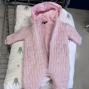 Tommy Hilfiger overall, använd 1 ggn - Söt Hilfiger overall. Nästan nyskick  Storlek 68