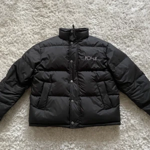 Polar Pufferjacka - Säljer denna jackan pga att den inte kommer till användning längre. Skick 9/10 utan deffekter. Perfekt nu till vintern☺️