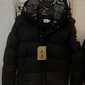 Burberry vinter jacka helt ny.  - Hej! Säljer min nya Burberry med tags kvar. Väldigt sällsynta, går även göra jackan till väst. Med avtagbara armar, kvitto medföljer även från london.