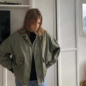 Jacka - Slutsåld jacka från zara! Scrunchad rem baktill som ger en fin detalj  Lite oversized i modellen. Lite ljusare grön färg🎨