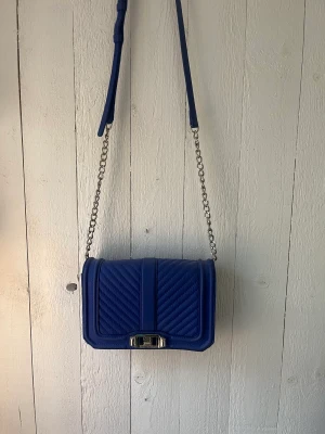 Rebecca Minkoff väska - Äkta Rebecca Minkoff väska, sparsamt använd och därav i mycket fint skick. Köptes ny för 2500kr för 1,5 år sedan.   Kan hämtas i Särö, alternativt skickas mot fraktkostnad. Köpare står för frakten🌸 