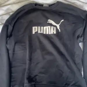En svart Puma tröja i storlek M, fint skick. Köpare står för frakt!