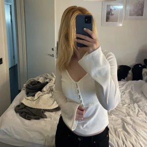 Tröja  - Vit fin topp/tröja från Hanna Schönbergs kollektion med NA-KD som passar till både skolan & finare tillställningar som tyvär inte kommer till använding hos mig längre🥺😢 