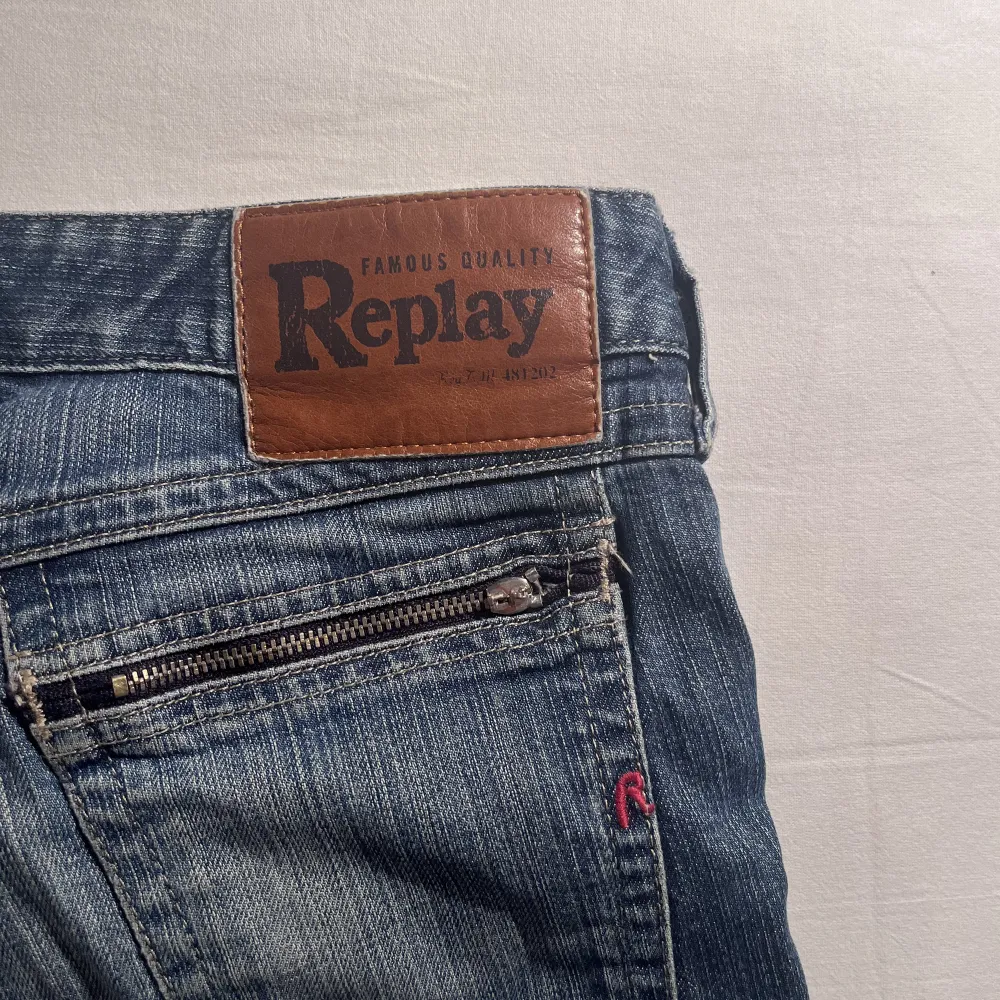 Low waist jeans köpta secondhand. Bra skick. Inga tecken på användning. Skulle säga att dem är i storlek 34/ Small. Jeans & Byxor.
