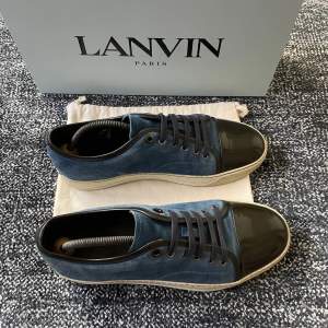 Säljer Lanvin-skor i EU 42, passar som 43 (UK 8). Skorna är använda mycket lite, fint skick! (har en flaw se bild 3). Tillkommer dustbag. Priset är 2199 (nypris: 4500 kr). Vi skickar skorna med spårbar frakt. Tveka inte att höra av dig om du har frågor. 👌🏼