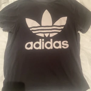 Adidas t-shirts  - Enkla fina Adidas t-shirts i bra skick. Passar xs/s. 1 för 80kr och men båda för 120kr.