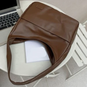 Handväska  - Brun handväska, aldrig använd! Lämna gärna prisförslag🫶🏼