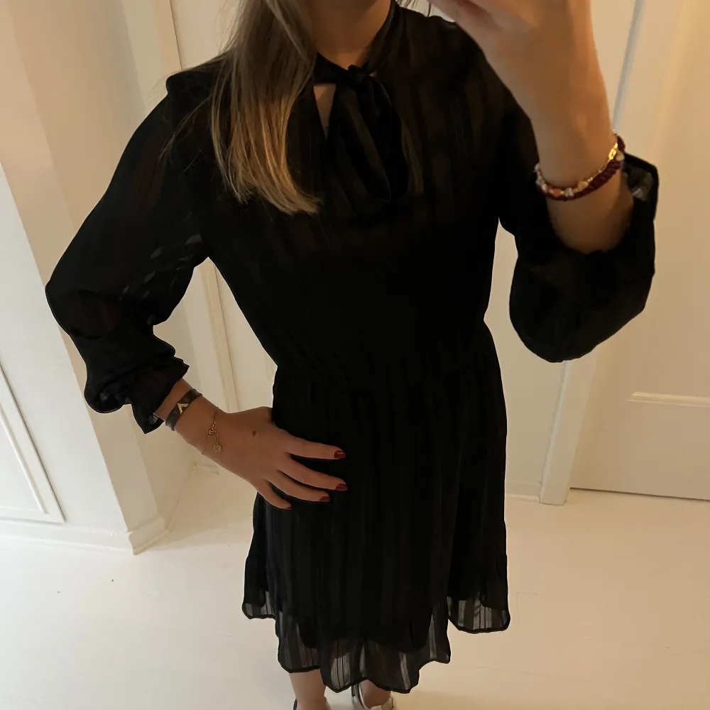Super fin svart klänning med knytning upptill! Passar perfekt till festligare tillfällen nu under höst och vinter!🥰🥰. Klänningar.