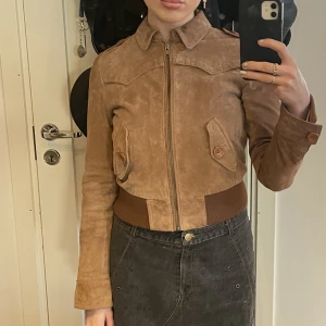 Jacka - Säljer nu denna super coola figursydda mocka jackan som jag köpt second hand:) de står ej märke eller storlek men jag skulle säga att den passar xs-s! Nypris 550kr