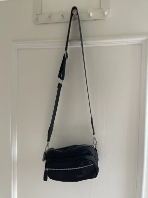 Väska - Säljer min väska som inte kommer till användning! Den har väldigt mycket innerfickor som kan fotas vid intresse om man vill de!