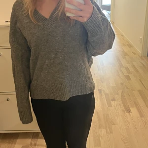 Stickad tröja  - Stickad tröja från zara. Knappt använd och perfekt att ha nu till hösten. 