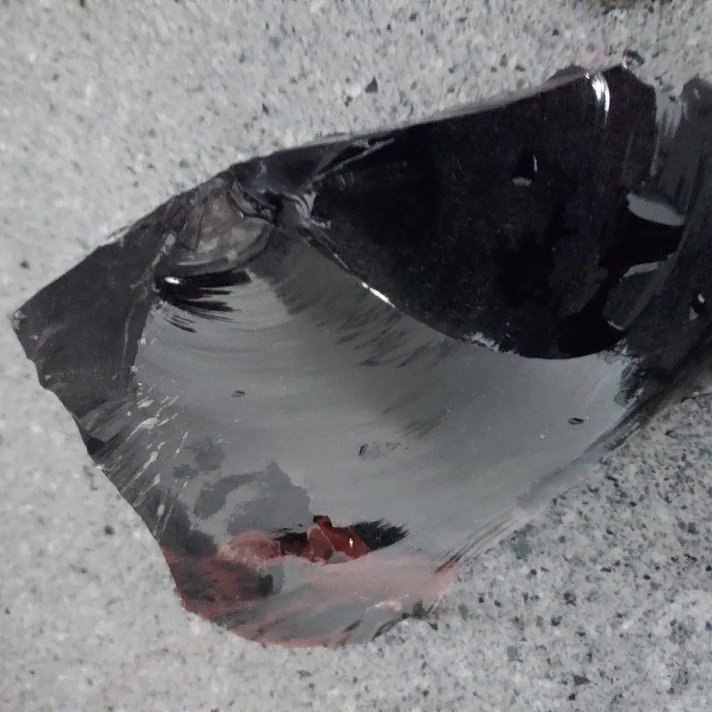 Svart obsidian kluster Vikt 0,5 kg. Övrigt.