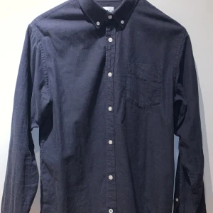 NN07 skjorta - NN07 Skjorta mörkblå herr Storlek L Nypris 1350kr  Skriv om ni är intresserade 😀