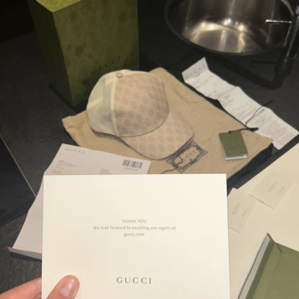 En ny och fräsch Gucci keps i storlek M. Kvitto påse, tyg påse, lappar och brev från Gucci finns. Med. Enbart använd ett fler tal gånger. Övrigt.