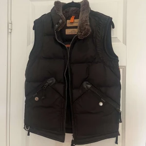 Para jumpers väst - Hej! Jag väljer att sälja denna para jumpers väst i storlek XS eftersom att jag inte har så mycket användning till den längre, väldigt fint skick 9/10 skulle jag säga. Hör av er vid intresse😁