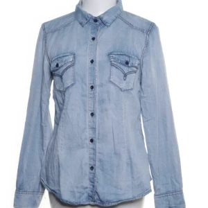 Snygg jeansskjorta stl M - Snygg jeansskjorta i stl 40 (m) knappt anv i fint skick!