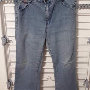 Ett par utsvängda jeans i storlek M-L. 100+50 kr frakt. Pris kan diskuteras