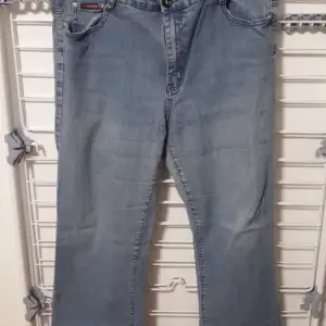 Ett par utsvängda jeans i storlek M-L. 100+50 kr frakt. Pris kan diskuteras