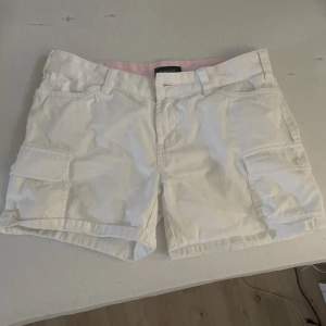 Vita cargo shorts från gant som inte finns att köpa längre. Jag är 165 och storleken är 170 och jag skulle säga att dom passar någon som är både större än mig och mindre. Älskar dom jättemycket men kommer inte till användning tyvärr. 