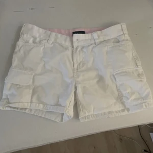 Cargo shorts gant - Vita cargo shorts från gant som inte finns att köpa längre. Jag är 165 och storleken är 170 och jag skulle säga att dom passar någon som är både större än mig och mindre. Älskar dom jättemycket men kommer inte till användning tyvärr. 