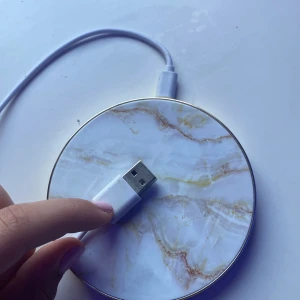 Trådlös laddare från Ideal of sweden  😻 - Super fin funkar som den ska inga repor 💕