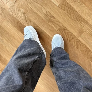 blå sneakers - Ljusblåa skor med hög sula från märket Superga. Storlek 37, jag upplever de som true to size. De är i princip i nyskick, endast använda en enstaka gång.  Hör av dig om du undrar något!✨☺️
