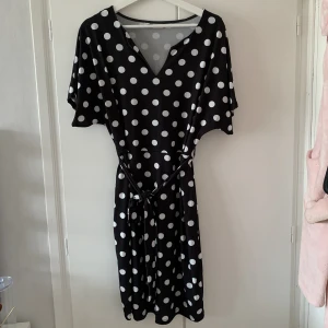 Prickig klänning  - Säljer denna jättesöta svarta klänningen med prickar i lent luftigt tyg. Storlek 44-46 (L)   Använd fåtal gånger 🥰  (Material, polyester 95%, elastan 5%) 