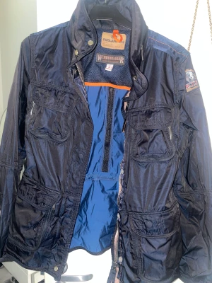 Parajumper vindjacka / vårjacka / höstjacka - Säljer min vindjacka ifrån parajumpers Använt fåtal gånger, i princip som ny  Strl S Nypris 7000