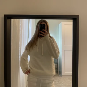 Stickad hoodie  - Superfin stickad hoodie från Arket men köpt här på Plick. Helt oanvänd! Storlek xs men den är oversized så skulle säga s/m. Köptes för 600💞💞