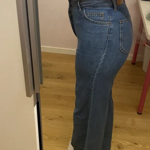 Jeans - Lee jeans som knappt är använda och i fint skick. W29 L33, A LINE FLARE Säljer för 450 kr