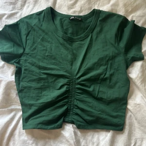 T-shirt  - En söt topp från zara men gillar inte färgen. Har aldrig använt endast testat 1 gång