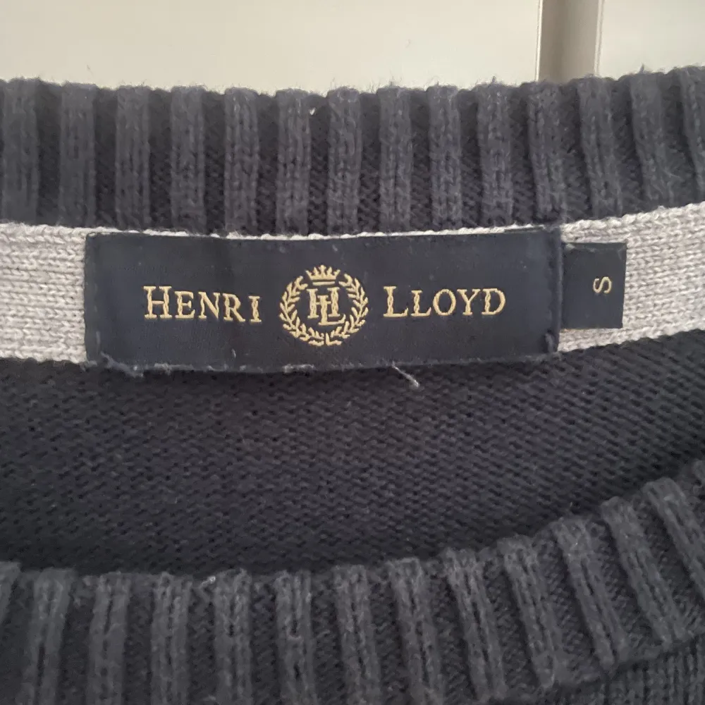 Henri Lloyd långärmad tröja som inte kommer till användning då den e för liten för mig. Tröjor & Koftor.