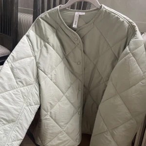 Quiltad jacka - Säljer denna superfina quiltade jacka som är köpt på plick💗säljer då jag har andra!