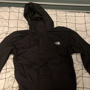 North face jacka  - North face jacka  Nyskick Storlek M (passar L) 