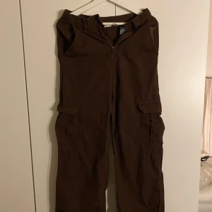 Cargobyxor - Bruna cargobyxor från HMs barnavdelning. Storlek 164