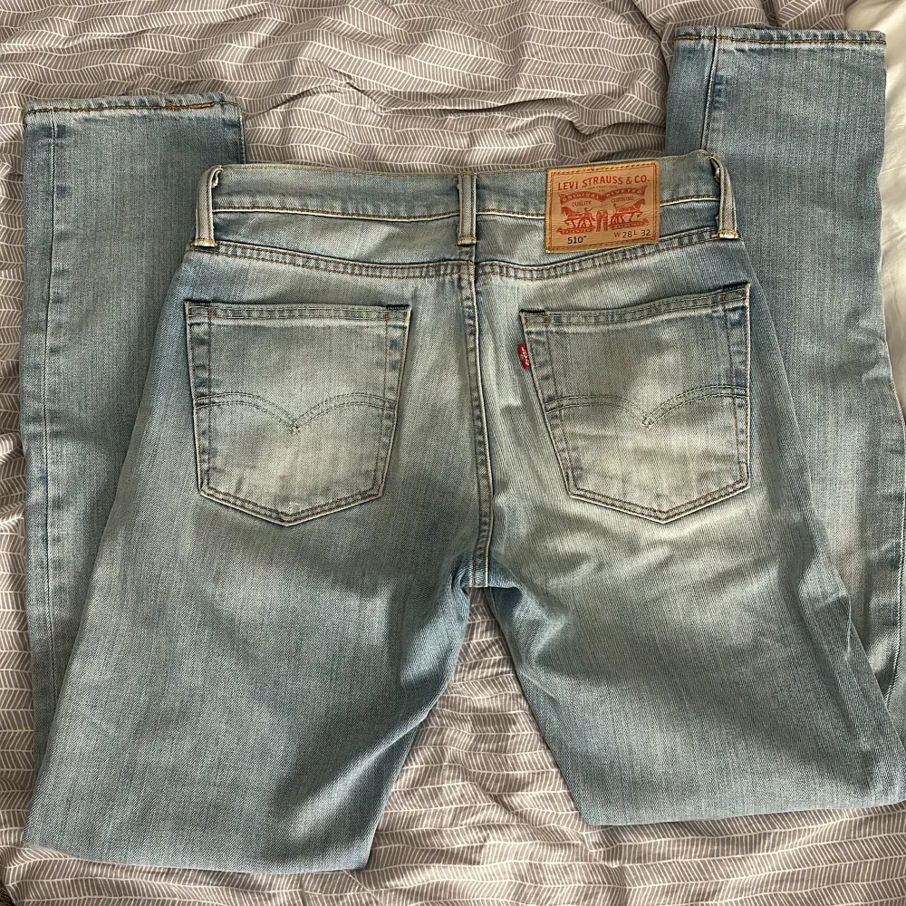 Säljer nu mina otroligt snygga mid waist Levis jeans då dom är lite för stora. Mycket bra skick! Storlek w28 l32. Jeans & Byxor.