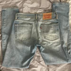 Säljer nu mina otroligt snygga mid waist Levis jeans då dom är lite för stora. Mycket bra skick! Storlek w28 l32