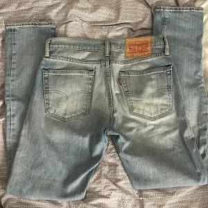 Levis jeans - Säljer nu mina otroligt snygga mid waist Levis jeans då dom är lite för stora. Mycket bra skick! Storlek w28 l32