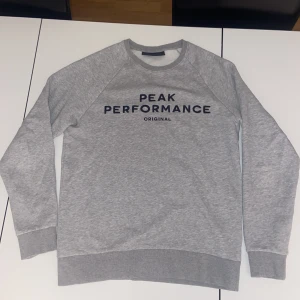 Peak performance sweatshirt - Använd 1 år men skick, som ny 