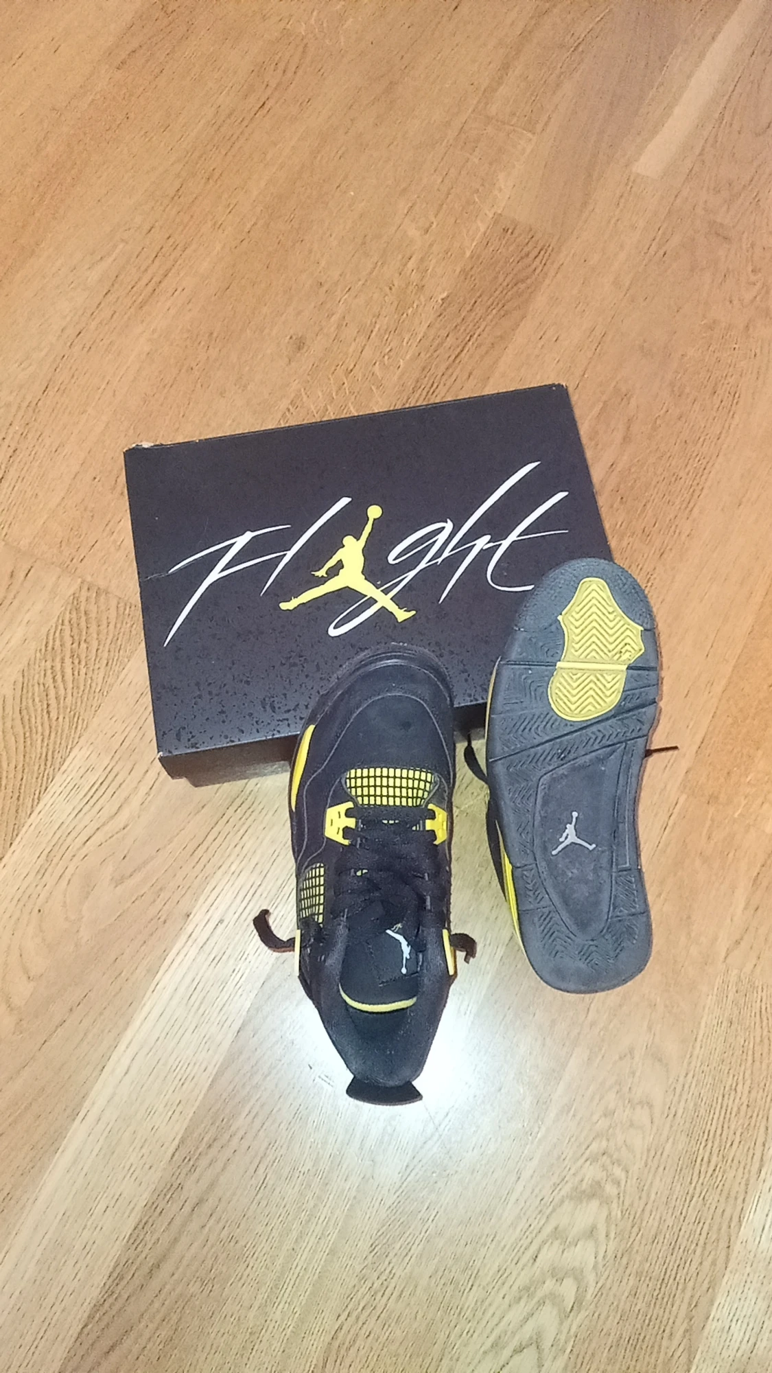 Jordan 4 thunder äkta,pris kan diskuteras, bäst skicka som möjligt!