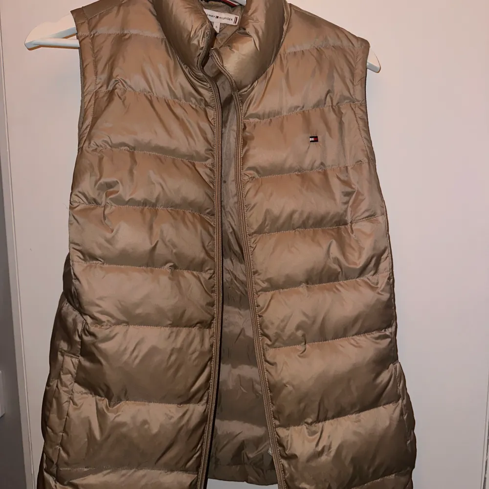 Säljer min beiga Tommy Hilfiger väst som är i strl S/38.  Använd ett par enstaka gånger så skicket är som ny! Inköpt på Zalando för 3500kr!  !FINNS I DJURFRITT & RÖKFRITT HEM!. Jackor.