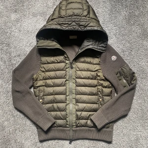 Moncler cardigan  - Säljer nu denna ruggigt feta och eftertraktade cardiganen! Den är i riktigt bra skick o inga tecken på användning! Storlek S 