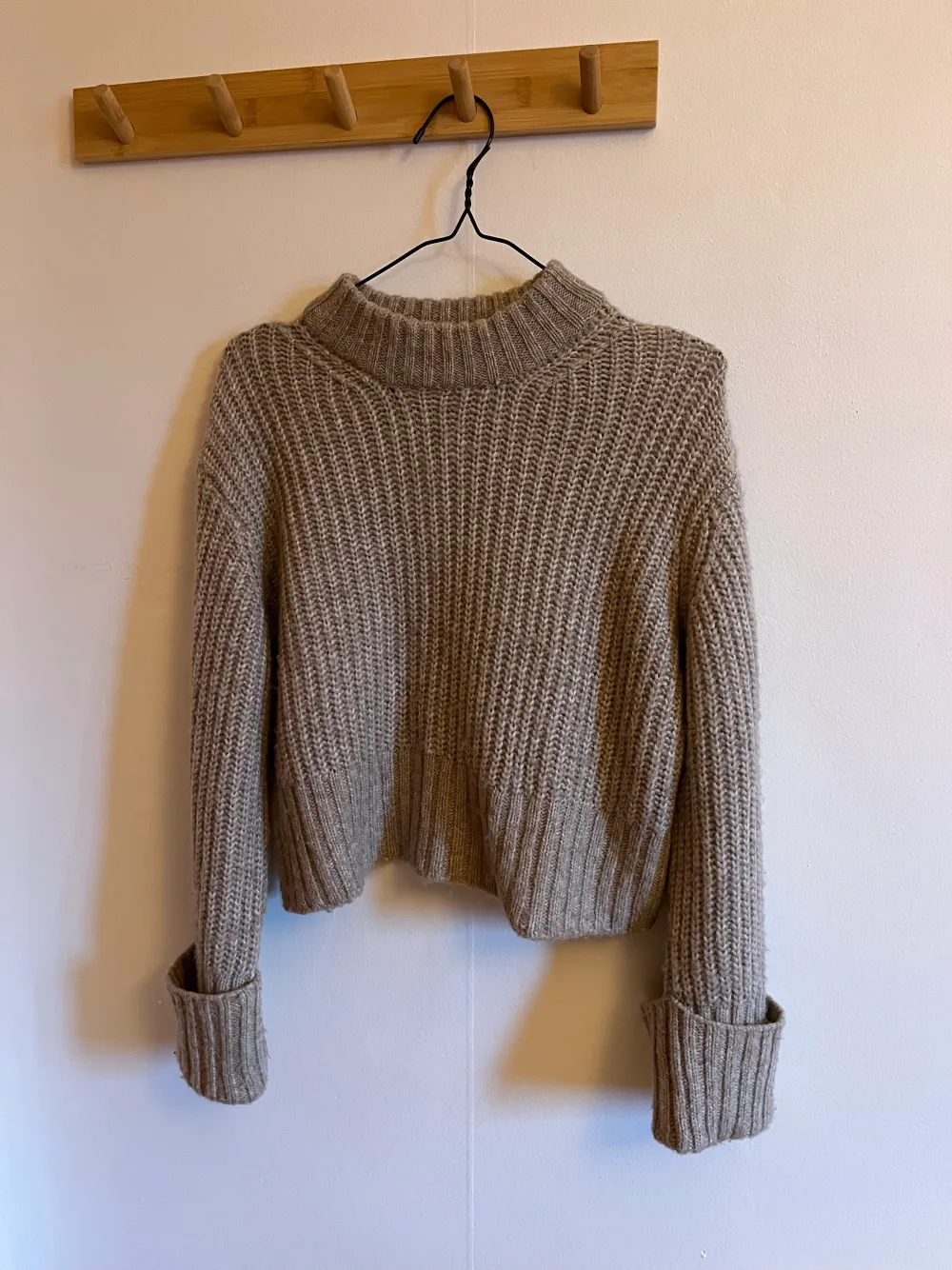 Beige tröja från Gina tricot i fint skick! 💕 Oversized så är mer som en xs-s . Stickat.