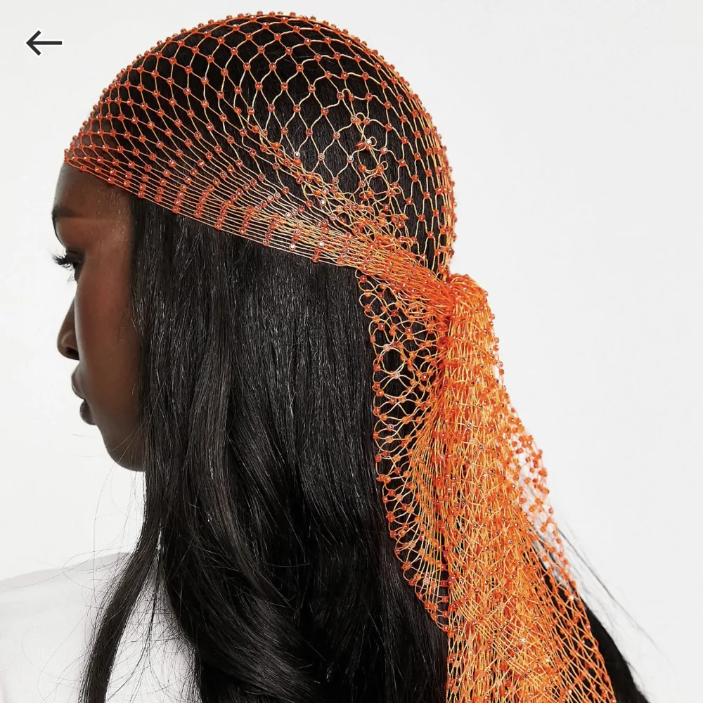 Orange sjal som funkar lika bra i håret som runt halsen. Använd 1 gång på en plåtning och ser som ny ut. Nypris 249kr.. Accessoarer.